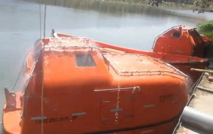 Brandbeschermde type reddingsboot watersproeitest