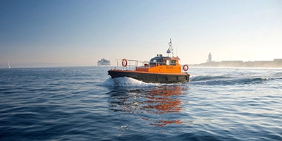 Wat is het doel van een volledig ingesloten reddingsboot?